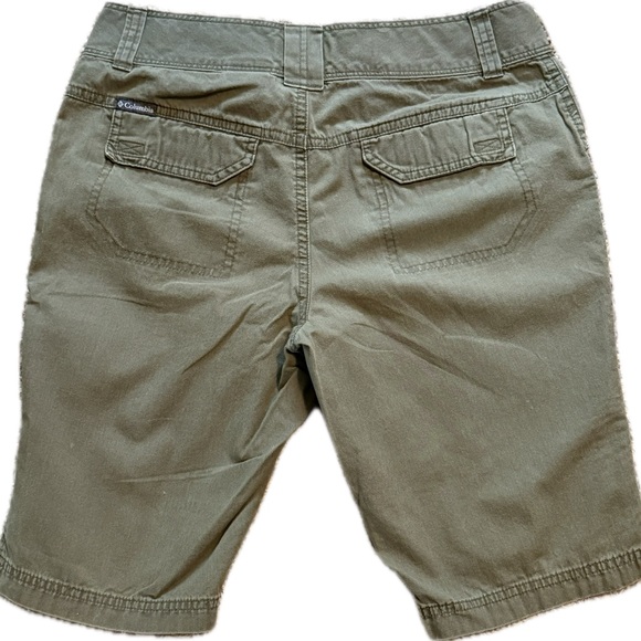 Columbia Khaki Green Ladies Short-Size 2 - Picture 2 of 6